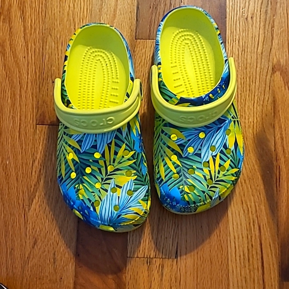 Crocs Womens Size 6